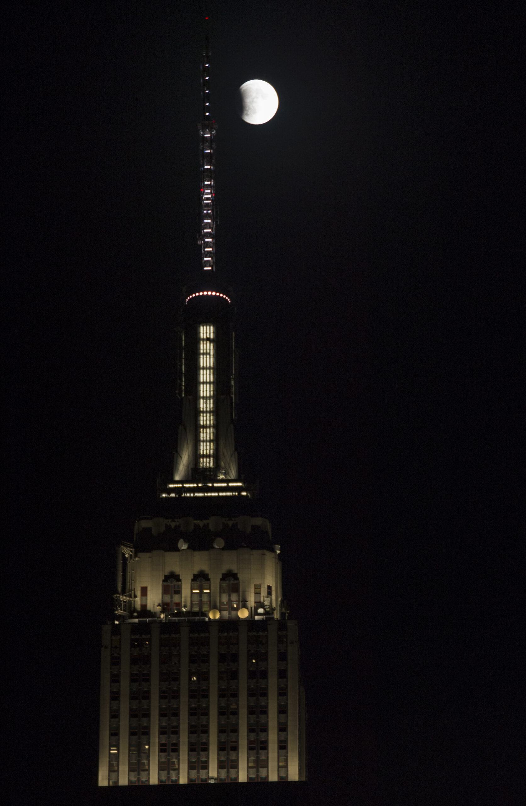Full moon, Supermoon, Eclipse, Empire State Building at the beginning of a total lunar eclipse